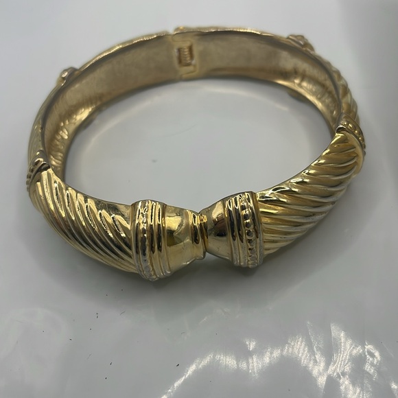Vintage hinged bangle bracelet - Picture 2 of 5